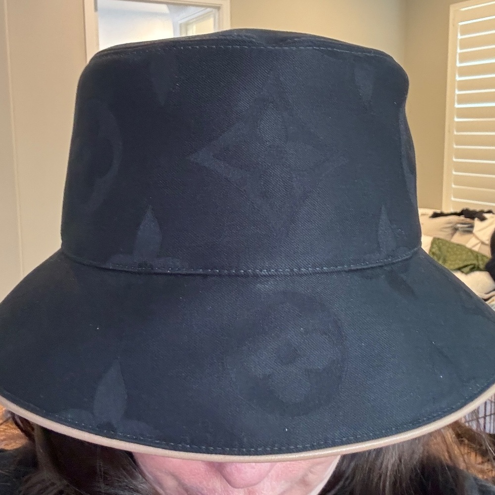 LOUIS VUITTON Bucket Hat Daily Glam Black Beige M7164M MED - Picture 2 of 13